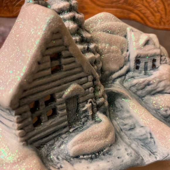 Vintage Snowy Blue Cabin in Winter - Sparkles! - 1994 Tampa Bay Mold - Picture 5 of 8